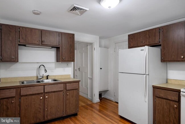 Building Photo - 6 E Chestnut St
