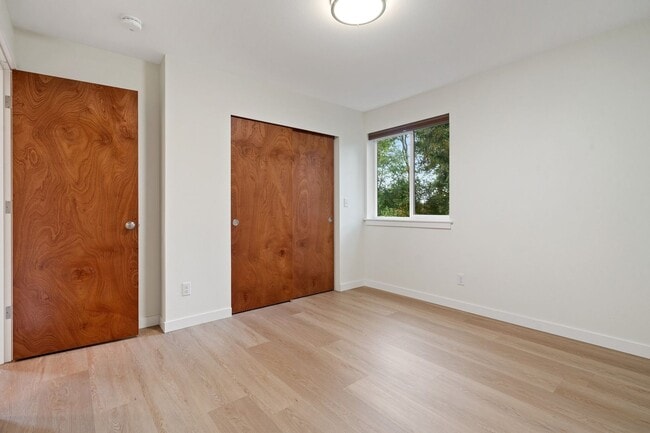 Building Photo - 535-537 NE Vena St