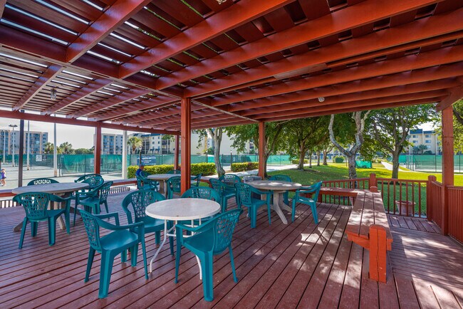 Building Photo - 2828 Tennis Club Dr