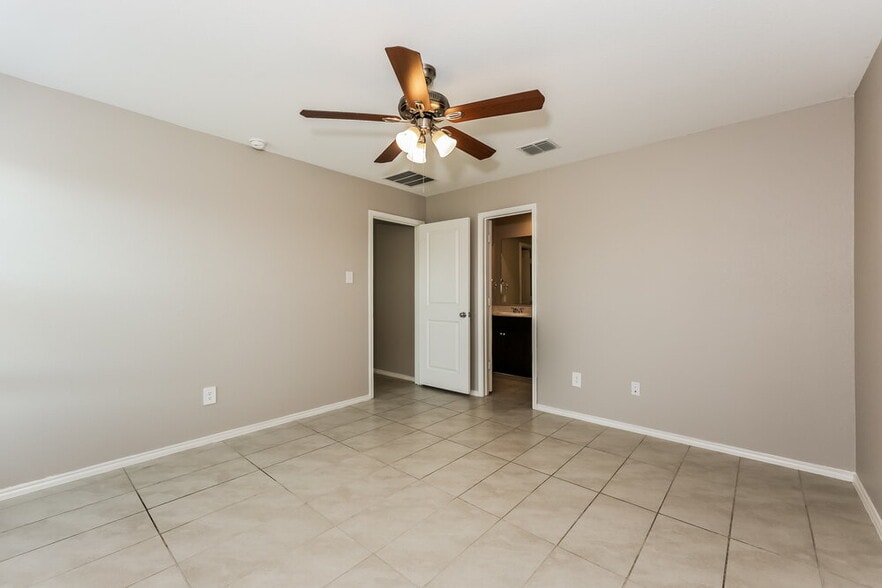 Building Photo - 1149 Crestview Dr