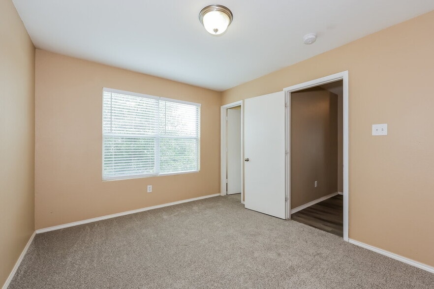 Building Photo - 10021 Blue Bell Dr