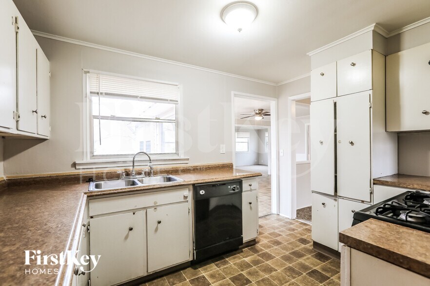 Building Photo - 803 NE 61st St