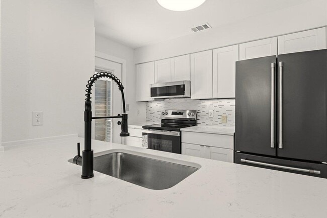 Building Photo - 814 W Mary St