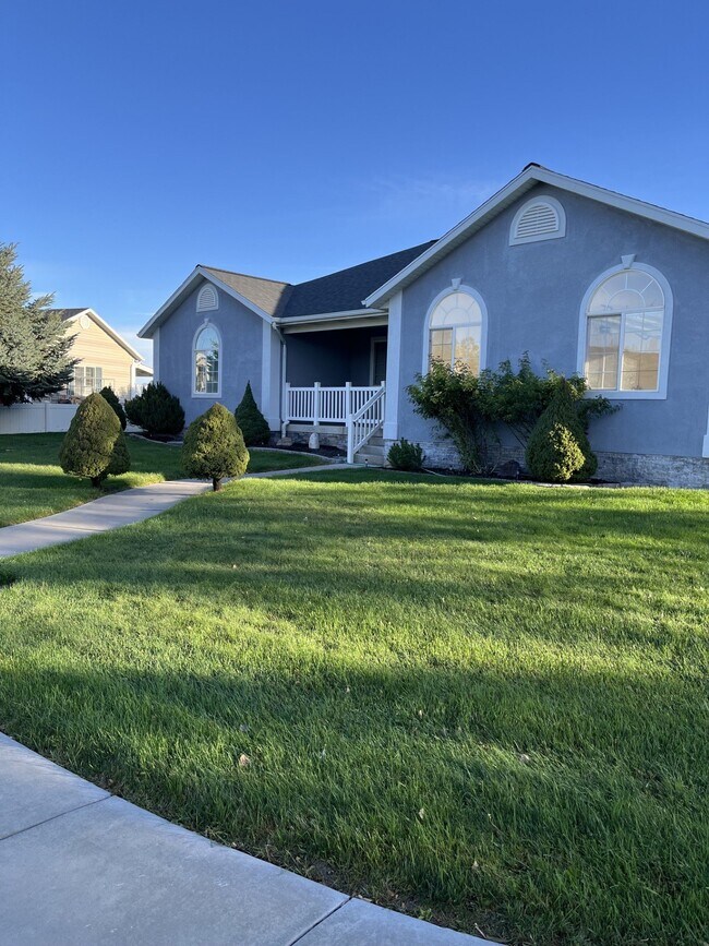 Building Photo - 1517 Falcon Ln