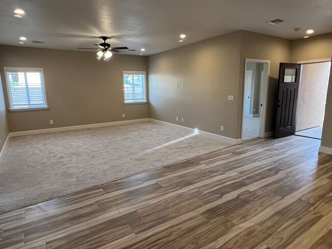 Building Photo - 3 Bedroom Home Located in El Camino Village PETS OK