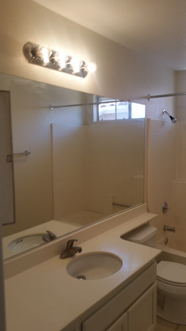 Building Photo - 1437 Green Oak Rd