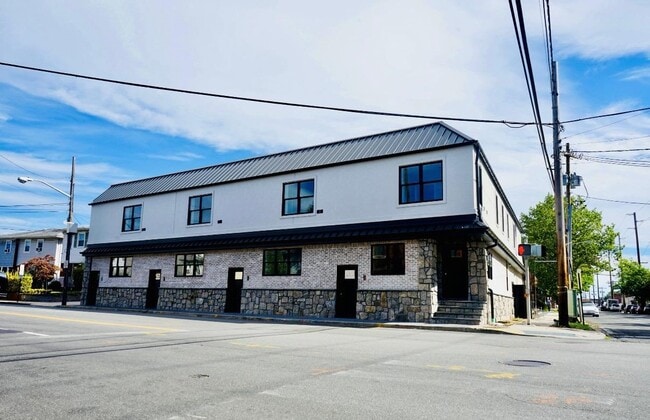Primary Photo - 79 Roslyn Rd