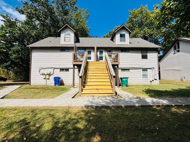 Building Photo - 661 Village Ln