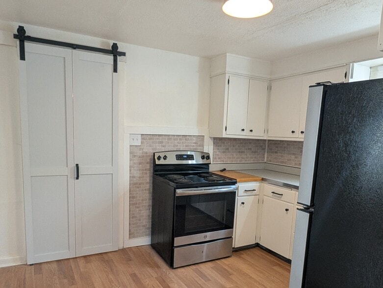 Kitchen - 281 E North End Ave