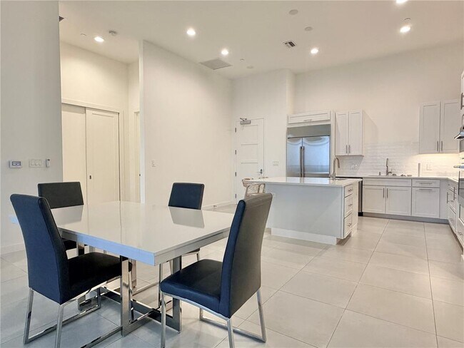 Building Photo - 920 N Osceola Ave