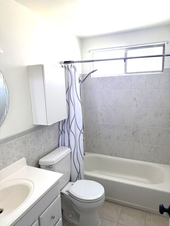 Building Photo - Charming One-Bedroom Condo in Prime Concor...