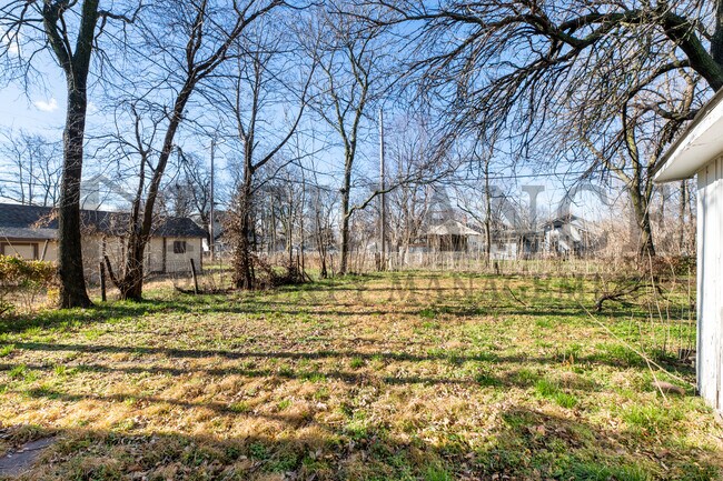 Building Photo - 221 S Glenn St