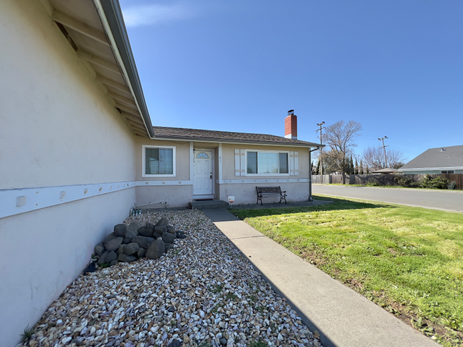 Building Photo - Renovated American Canyon Home Near School...