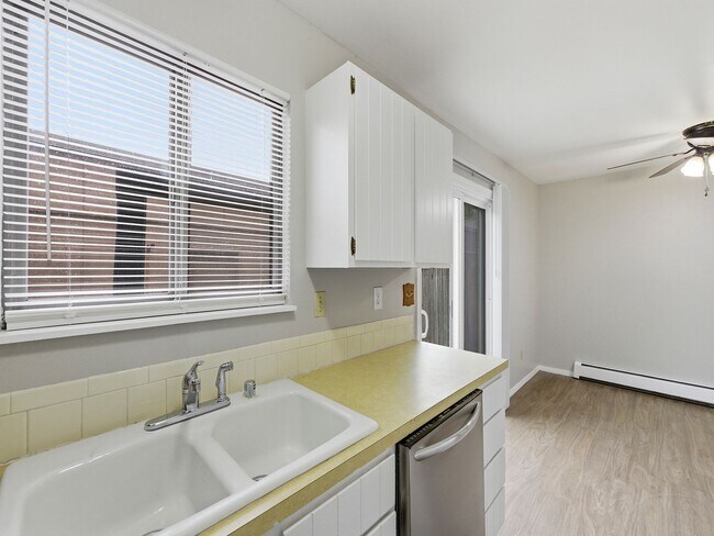 Building Photo - Spacious 2 Bed Condo W/ Bonus Basement Room, Fireplace & Garage Available NOW!