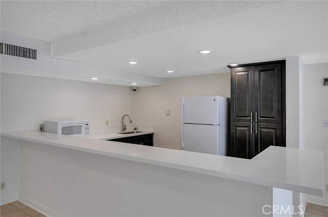 Building Photo - 21650 Burbank Blvd