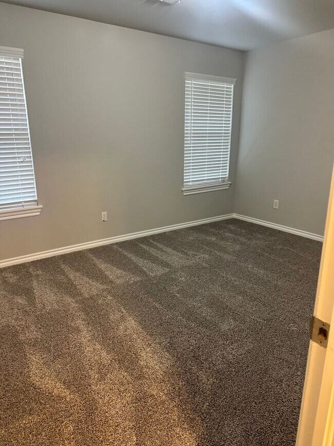 Building Photo - FIRST MONTH FREE! Great Location!