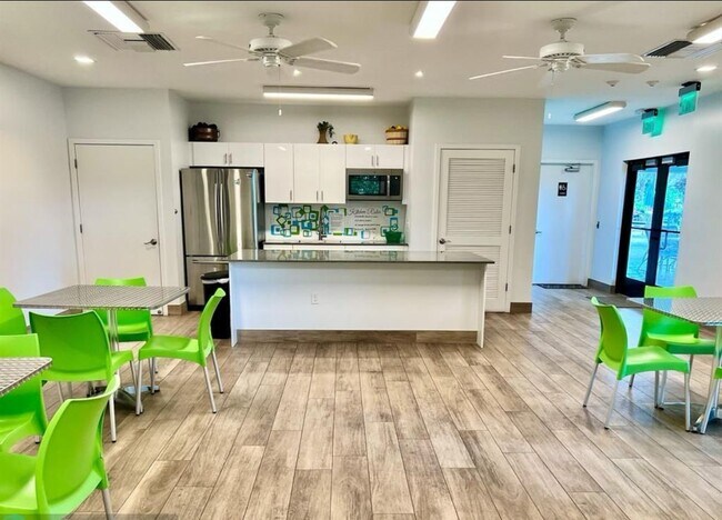 Building Photo - 3100 N Palm Aire Dr