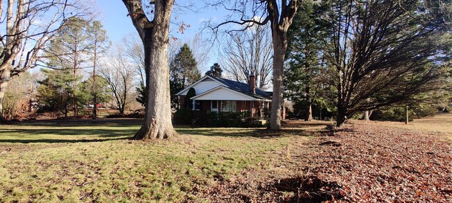 Building Photo - 3 bedroom brock rancher with covered porch