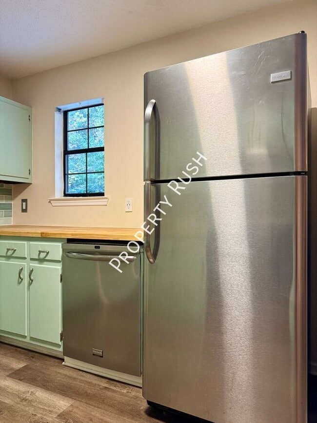 Building Photo - 1110 Fernway Cir