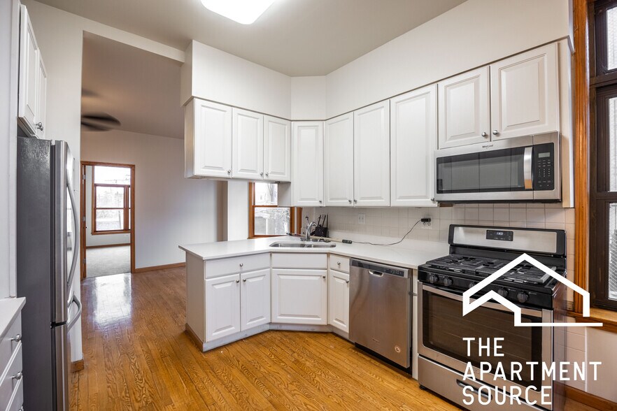 Building Photo - 515 N Racine Ave