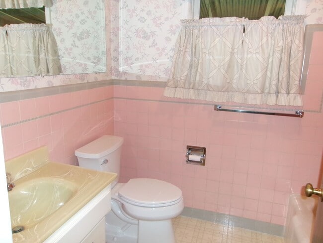 Building Photo - Beautiful 3 bedroom, 2 bath home w/4-car t...