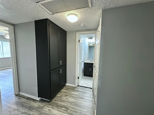 Building Photo - 601 W 11th St