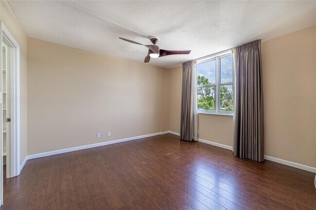 Building Photo - 1050 SE 15th St