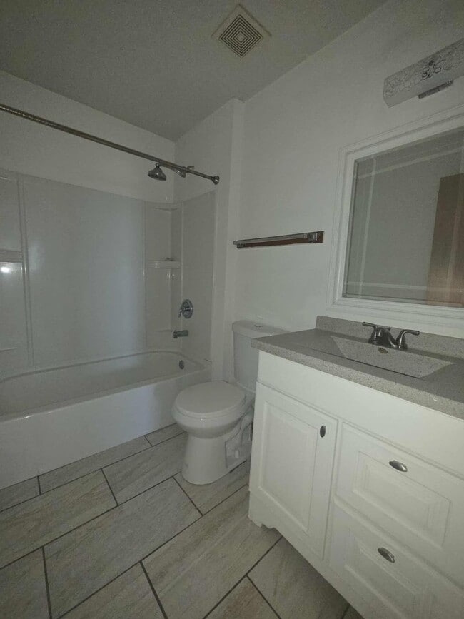 Building Photo - Updated duplex for rent!