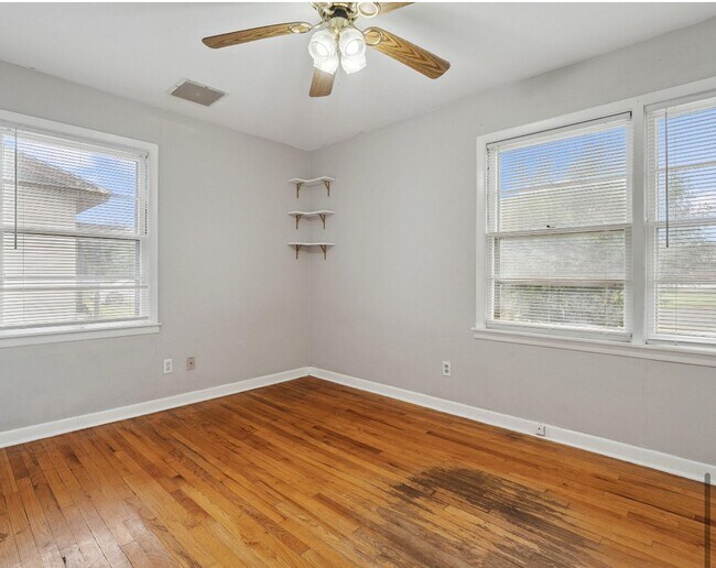 Building Photo - 2 bed 1 bath near Slide and Marsha Sharp n...