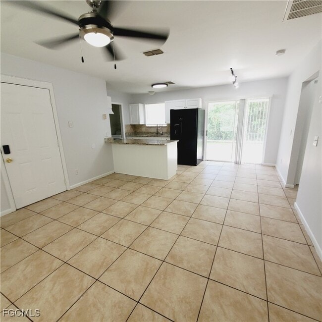 Building Photo - 2433 Lola Ave S