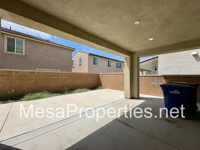 Building Photo - 3244 E Yellowstone Dr