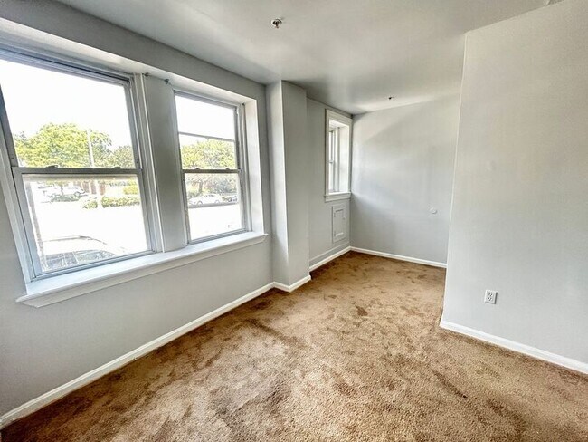 Building Photo - 307 Dolphin St