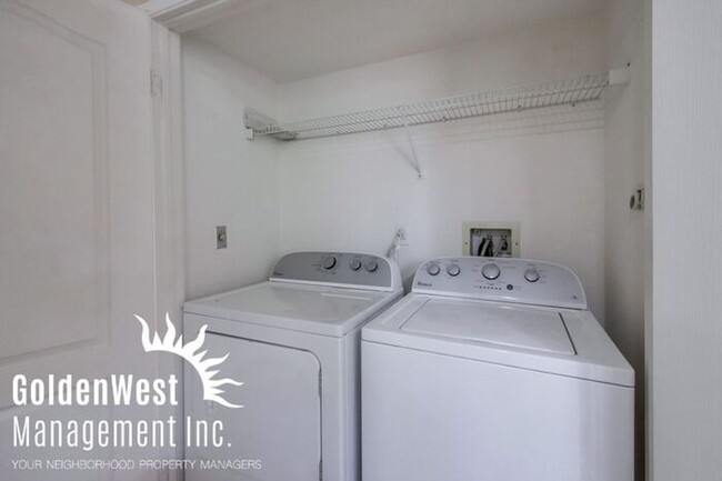 Building Photo - Elegant Dual Master 2Bdm 2.5Ba Townhome in...