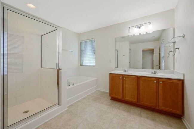 Building Photo - 3 Bedroom Open Concept with Enough Room fo...