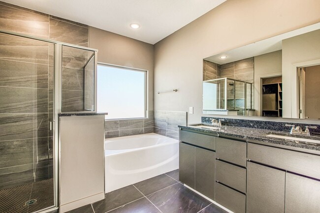 Building Photo - Beautiful East side House 4 bed-2.5 baths, part of The Overlook Casa Club that includes Swimming ...