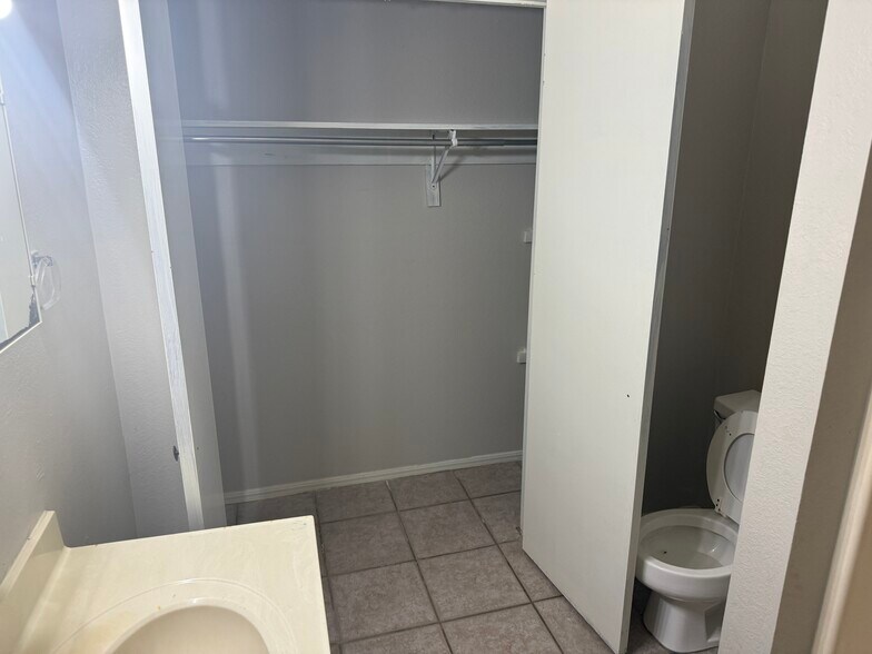 Building Photo - 828 Hardy Springs Cir