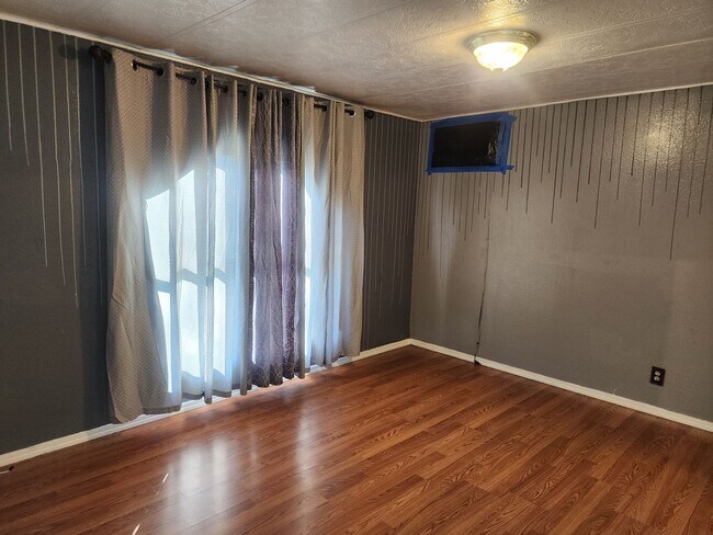 Building Photo - Beautiful 3 Bedroom with additonal 4th bedroom! Larg fenced front & backyard!!