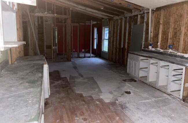 Building Photo - Large Yard & Garage! - $490 Month / $800 Down