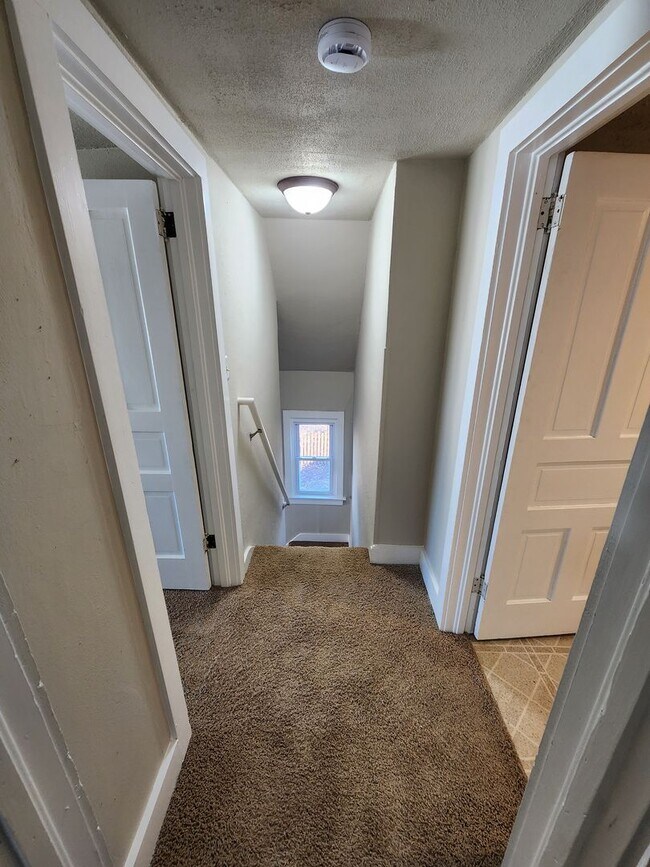 Building Photo - Spacious 3 Bedroom 1.5 Bathroom Home