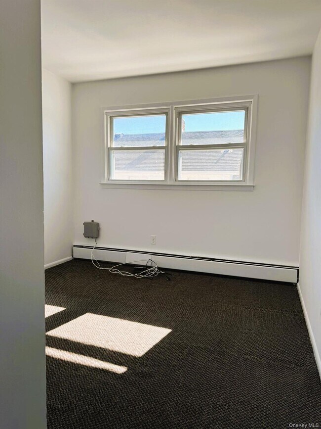 Building Photo - 131 Roslyn Rd