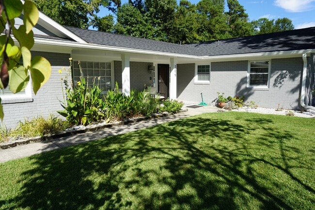 Building Photo - 109 E Sand Hills Dr