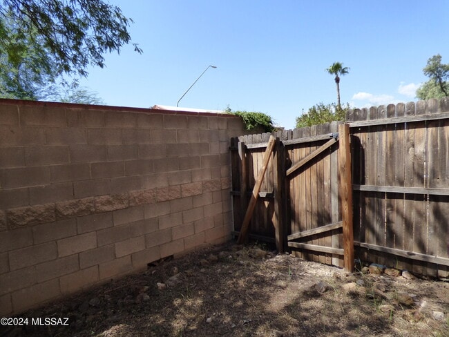 Building Photo - 1077 N Riverside Dr