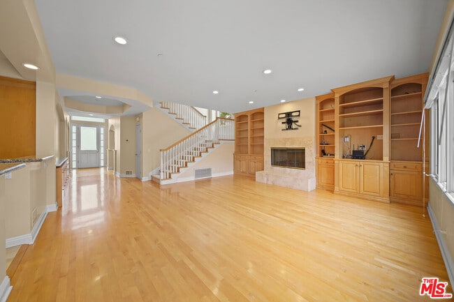 Building Photo - 248 S Swall Dr