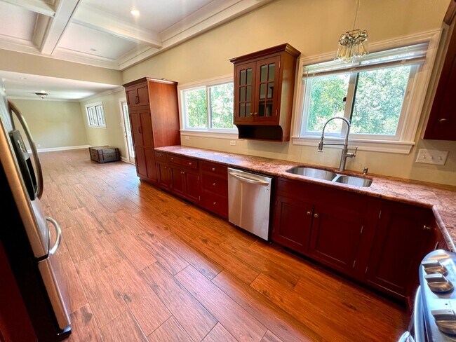 Building Photo - Cranberry - 6 bedroom 4 bathroom - Stunnin...