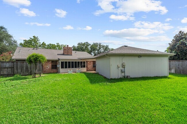 Building Photo - 2710 Pineleaf Dr