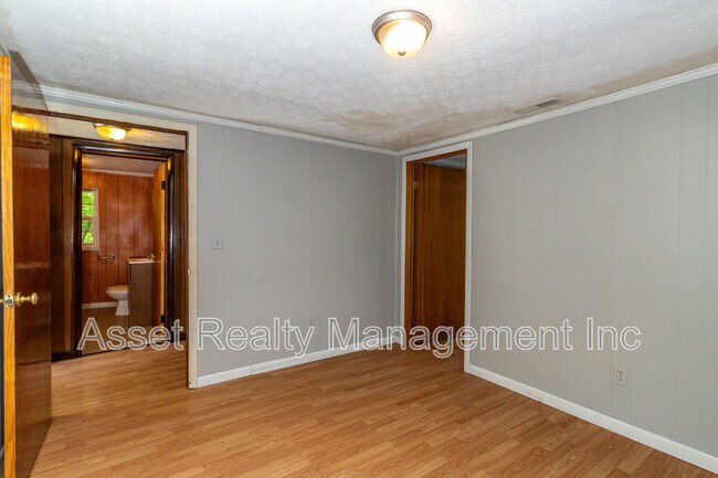 Building Photo - 513 Benton Cir