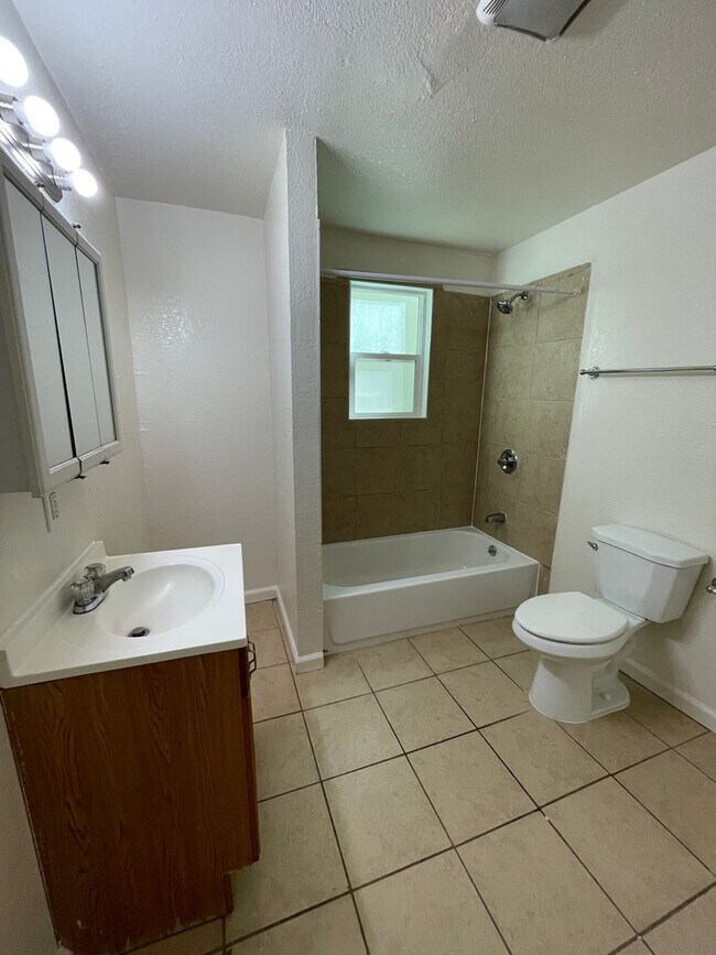 Building Photo - Large Lower Unit - 627 W Grand Ave