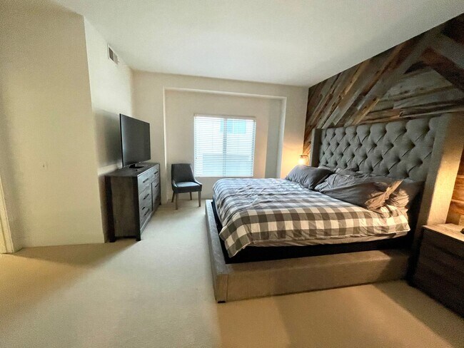 Building Photo - Modern and Chic 2 bed 2.5 bath in Newport Beach!!!