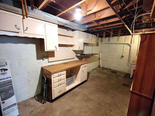 Building Photo - *Updated & Charming 2BD/2BA Single Family ...