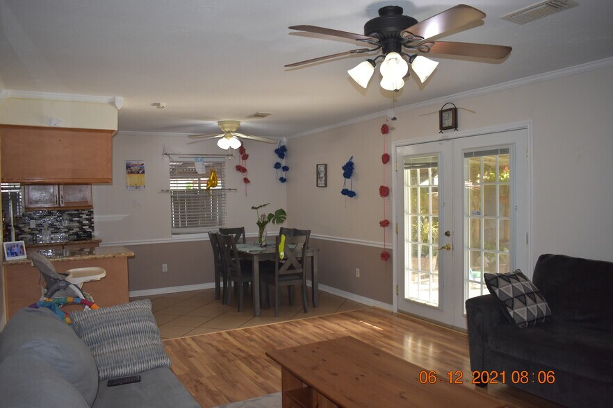 Spacious living room - 2205 Cedar St